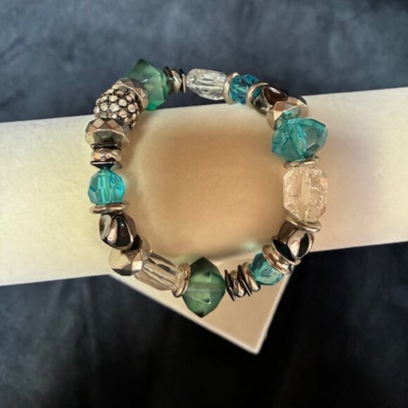 Bracelet - blue and clear beads on stretchy band. - Picture 4 of 4